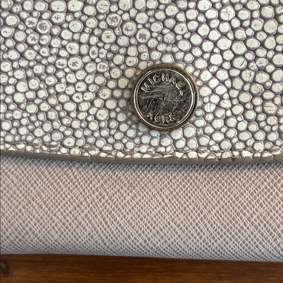 Michael Kors Elegant Cream Textured Women's Clutch - Picture 4 of 12